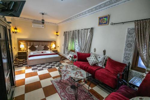Una cama o camas en una habitación de DAR EL AAMOURI