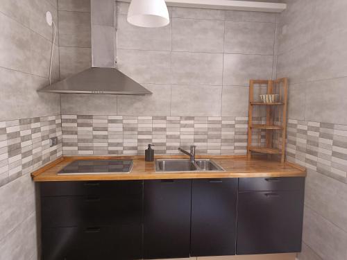 una cucina con lavandino e piano di lavoro di Apartamento Nazareth a Lanjarón