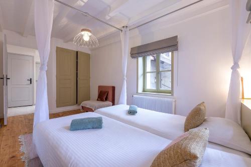 a bedroom with two beds and a window at Bel appartement, 2 chambres, Annecy Coeur de ville in Annecy