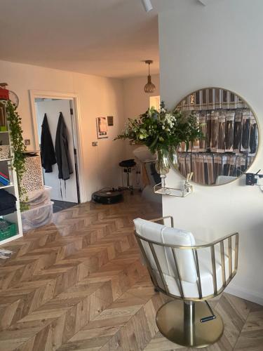 - un salon de coiffure avec une chaise et un miroir dans l'établissement Rode house home stay, à Rode Heath