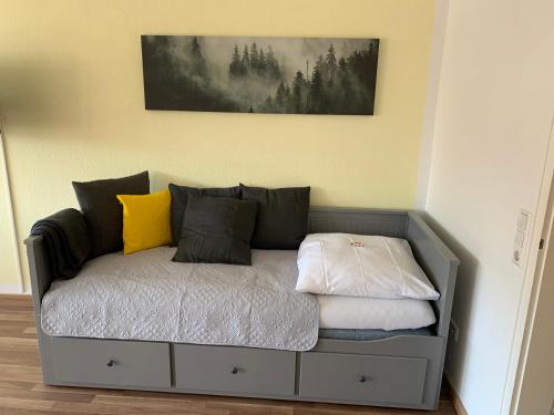 Bett mit Kissen darauf in einem Zimmer in der Unterkunft KMH 1 Zi-Apartment in St. Blasien