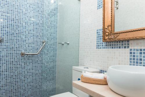 a bathroom with a toilet and a sink and a mirror at Casa de Pinos Hotel Boutique in Bucaramanga