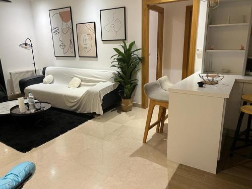 uma sala de estar com uma cama e uma mesa em Superbe Appartement kantaoui sousse em Sousse