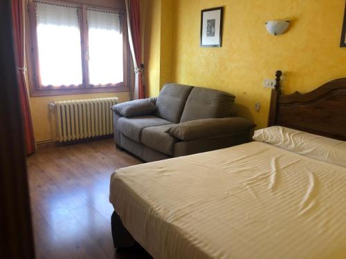 Χώρος καθιστικού στο HOSTAL RIO ARA BELLOSTA by Vivere Stays