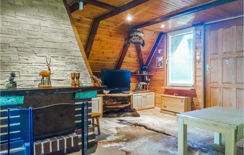 uma sala de estar com lareira num chalé de madeira em Stunning Home In Boreczno With 2 Bedrooms em Boreczno