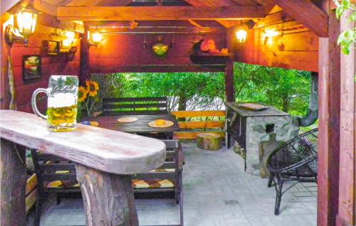 BorecznoにあるHoliday Home Boreczno Murawkiの屋外パティオ(テーブル、コンロ付)