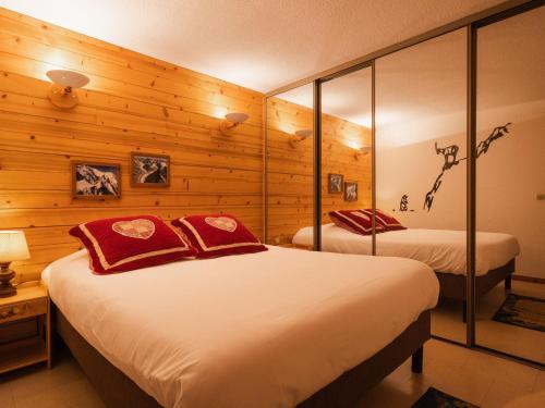 ラ・クリュサにあるAppartement La Clusaz, 2 pièces, 6 personnes - FR-1-304-39の木製の壁のベッドルーム1室(ベッド2台付)