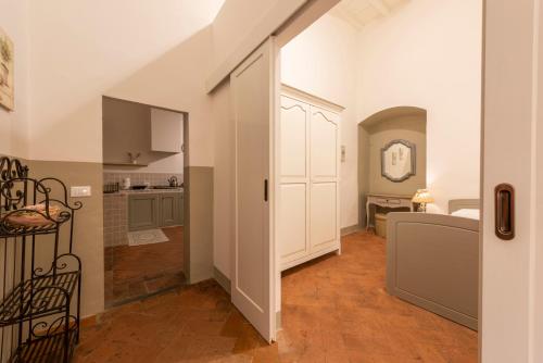 un couloir avec une cuisine et une chambre dans l'établissement Toscanella Romantic, à Florence