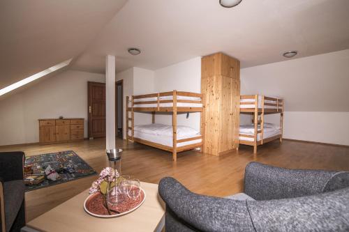 מיטה או מיטות קומותיים בחדר ב-Penzion Linden