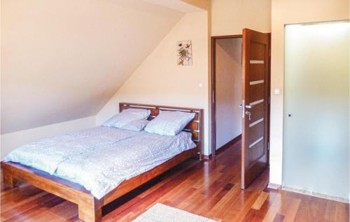 um pequeno quarto com uma cama e um closet em Amazing Home In Purda With Kitchen em Purda