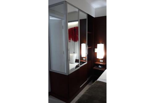 een slaapkamer met een grote spiegel en een bed bij Flat International Business Ibirapuera, 2534 Moema in Sao Paulo