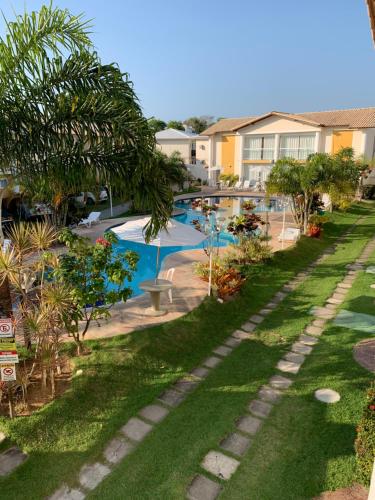 uma imagem de uma piscina num resort em Mont Carmelo Residencial Ap 5A Rede Tonziro em Porto Seguro