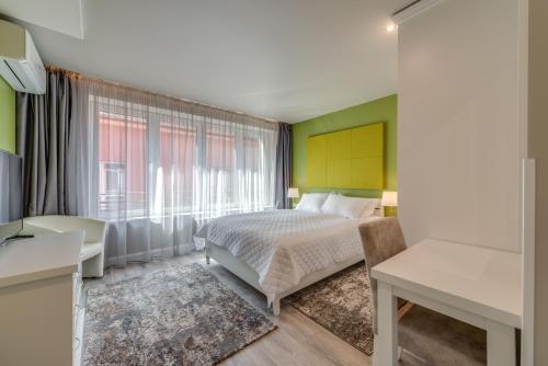 - une chambre avec un lit et une grande fenêtre dans l'établissement R & R Apartments, à Sofia