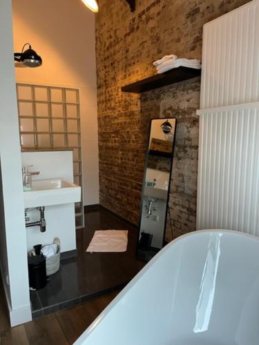 een badkamer met een wastafel, een toilet en een wastafel bij Hostellerie Horst in Horst