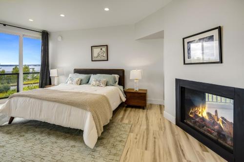 - une chambre avec un lit et une cheminée dans l'établissement Villa at Bootleggers Landing, à Anchorage