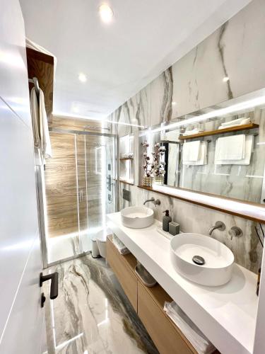 a bathroom with two sinks and a shower at Silver & Brownie, Veracruz Sunset in Playa de las Americas