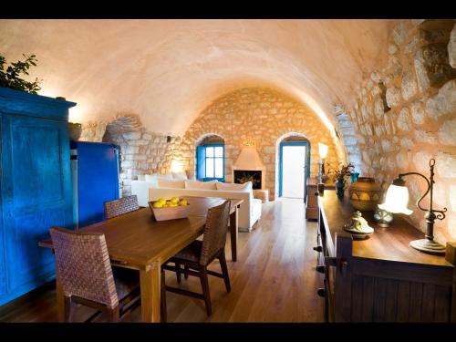 Posezení v ubytování Arapakis Historic Castle