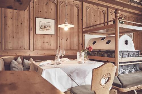 une salle à manger avec une table et des chaises blanches dans l'établissement Haller Suites & Restaurant, à Bressanone