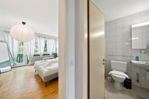 ein Badezimmer mit einem WC, einem Waschbecken und einer Badewanne in der Unterkunft Central Lucerne Apartments in Luzern