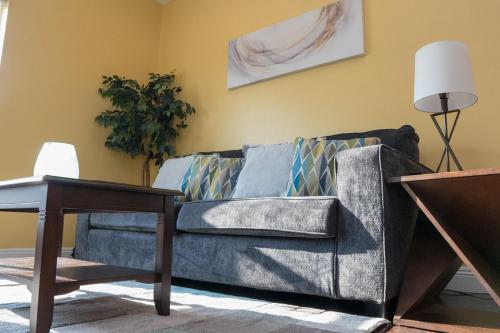 Area soggiorno di Serene 3BR Apartment 4TVs Free Wi-Fi & Parking -E-
