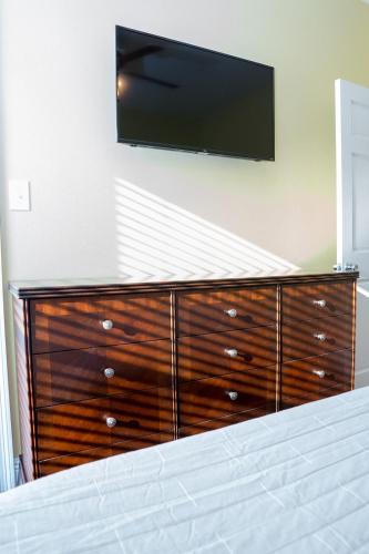 TV o dispositivi per l'intrattenimento presso Serene 3BR Apartment 4TVs Free Wi-Fi & Parking -E-
