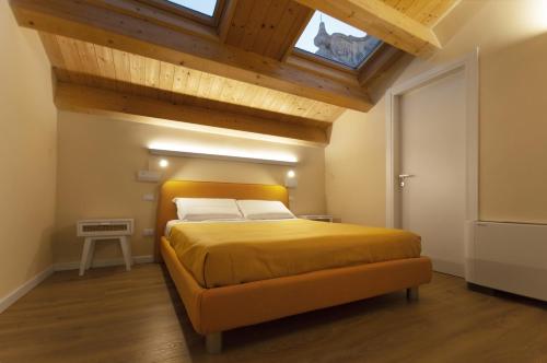 sypialnia z żółtym łóżkiem i świetlikiem w obiekcie B&b Porta Arpana- Camere & Appartamenti Deluxe in centro w mieście Foggia