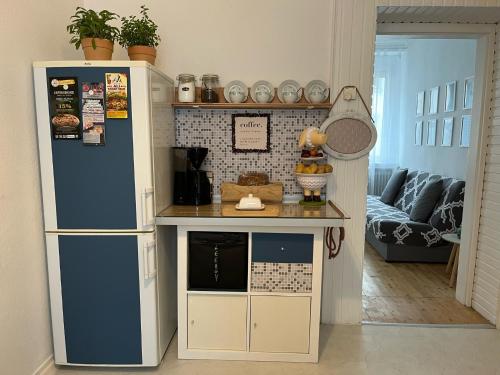 cocina con nevera y mesa pequeña en Casa Papaja, en Viersen