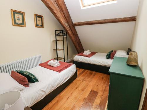 Postel nebo postele na pokoji v ubytování Oystermouth Chapel