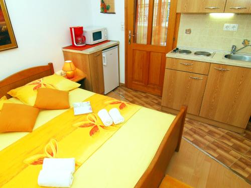 a small kitchen with two beds in a room at Studios Magnolia in Trogir