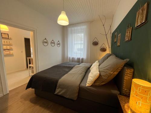 sypialnia z łóżkiem i zieloną ścianą w obiekcie Casa Papaja w mieście Viersen