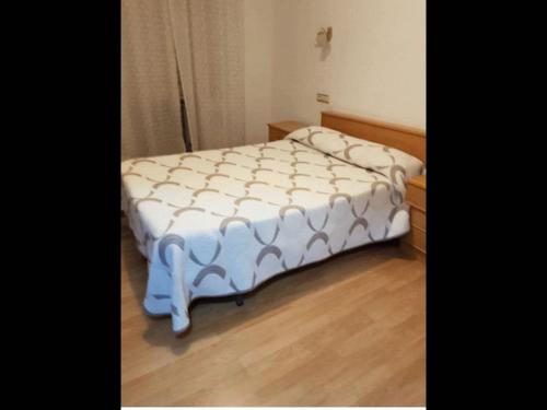 małe łóżko w pokoju z drewnianą podłogą w obiekcie Room in Lodge - Double and single room - Pension Oria 1 w mieście Luarca