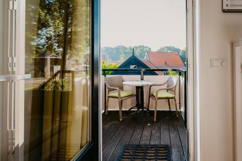 einen Balkon mit einem Tisch und Stühlen auf einer Terrasse in der Unterkunft Appartementen Renesse in Renesse