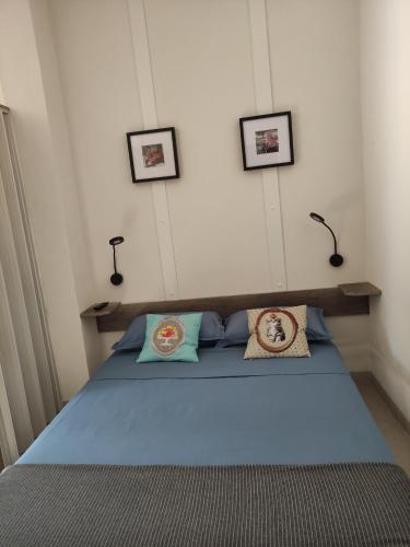 una camera con letto blu e 2 cuscini di L'Ambre d'Or a Falicon