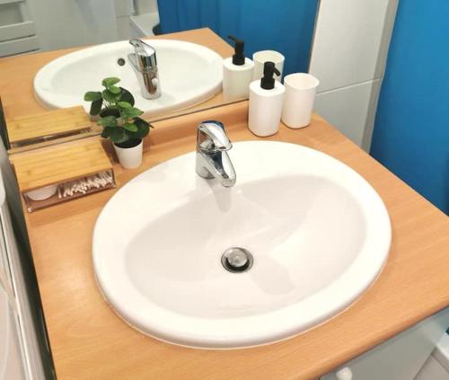 un comptoir de salle de bain avec un lavabo et un miroir dans l'établissement CHIC 2CHAMBRES,70m²+balcon+parking+WIFI, à Nantes