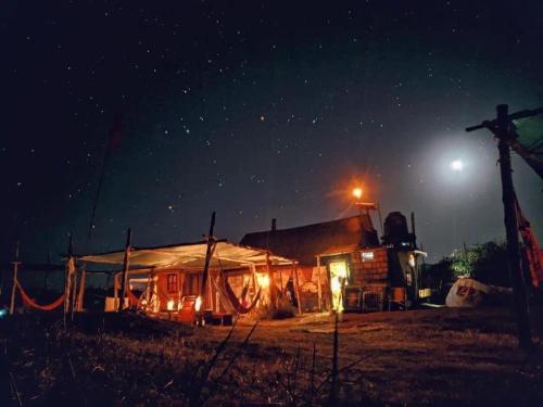 Un granero de noche con la luna en el cielo en Alojamiento Corazon de Ballena, en Cabo Polonio