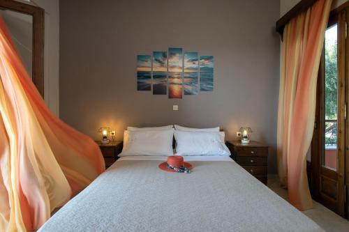 Postel nebo postele na pokoji v ubytování Sunset and Sunrise Apartments "Goulakia" by Corfuescapes