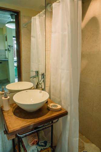 a bathroom with two sinks and a shower at Casa céntrica que cumple todas tus necesidades in Colonia del Sacramento
