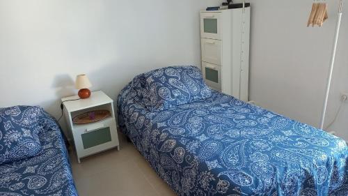 Habitación pequeña con cama y mesita de noche en Habitación privada económica y acogedora cerca de Cádiz, en Puerto Real