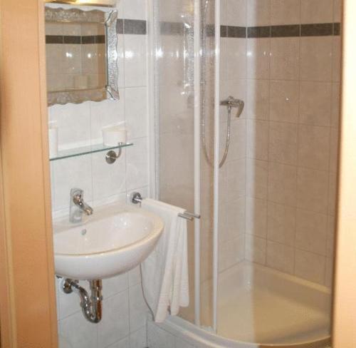 een badkamer met een wastafel en een douche bij Dorfwirt in Sankt Marein bei Graz