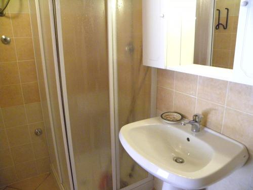 y baño con lavabo y ducha. en Appartamenti Oreto, en Lipari