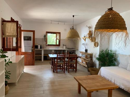 a living room with a table and a kitchen at Appartamentos Michel Dos in Sant Ferran de Ses Roques
