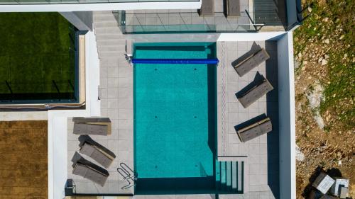 vista sul soffitto di una porta blu su un edificio di Carmen Residence Apartments a Opatija