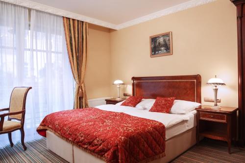 カルロヴィ・ヴァリにあるアクア マリーナのベッドと窓が備わるホテルルーム