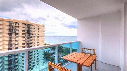 een balkon met een tafel en uitzicht op de oceaan bij Oceanview Private Condo at 1 Hotel & Homes -1211 in Miami Beach
