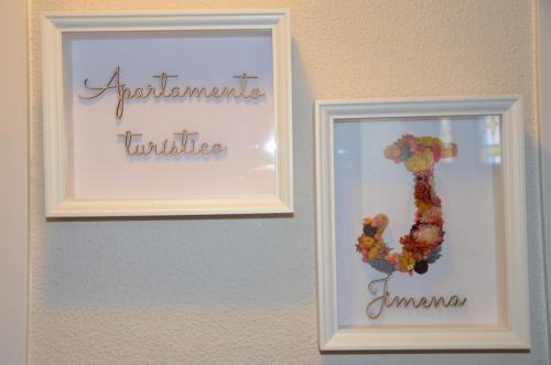 deux images encadrées sur un mur côte à côte dans l'établissement Jimena, à Tolède