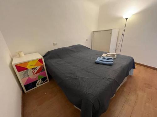 バーリにあるA flat with a view in the heart of the old townのベッドルーム(ベッド1台、鏡、ランプ付)
