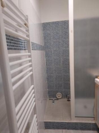 une salle de bain avec une douche, des toilettes et un lavabo dans l'établissement Studio en résidence parking couvert gratuit, à Peyraud