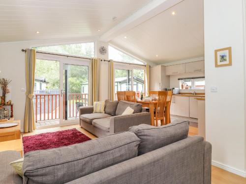 a living room with a couch and a kitchen at Garuda in Windermere