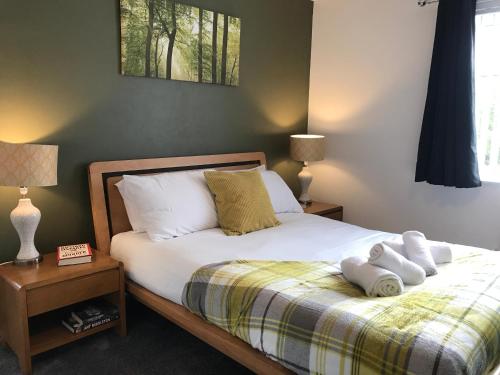 een slaapkamer met een bed met 2 kussens erop bij Modern 3-bed house with parking Bamber Bridge, Preston in Bamber Bridge