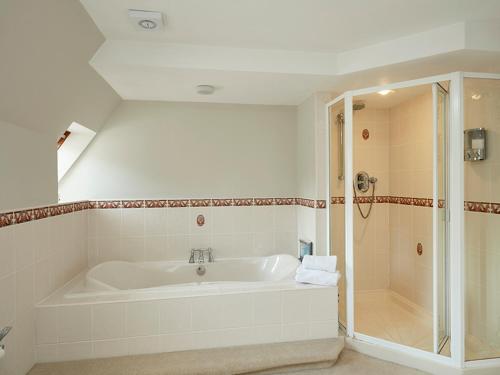 Vannituba majutusasutuses Luxury 5 bedroom Riverside home in town centre - Pass the Keys